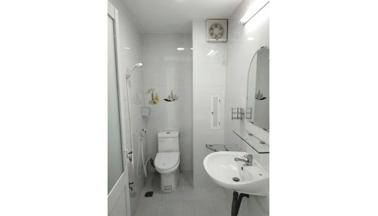 Chỉ còn 1 phòng cho nữ thuê tại quận Bình Thạnh, 25m2 mới đẹp, ban công, cửa sổ, hẻm 7m. Giá rẻ nhất